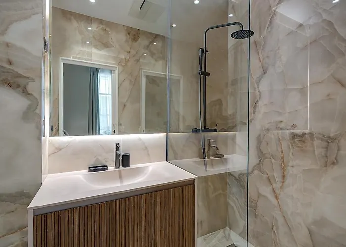 3-bedroom Luxurious Family Flat - Vendome- With Ac