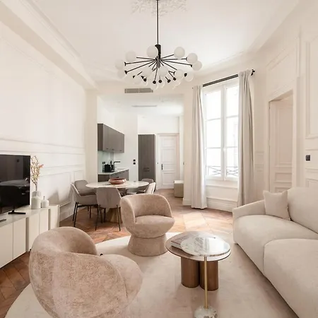 3-bedroom Luxurious Family Flat - Vendome- With Ac Apartmán
