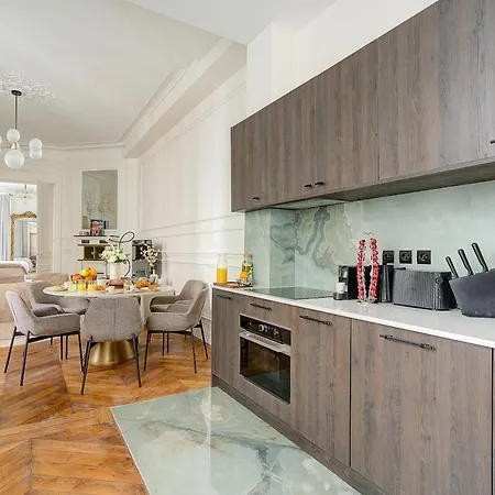 3-bedroom Luxurious Family Flat - Vendome- With Ac Apartmán